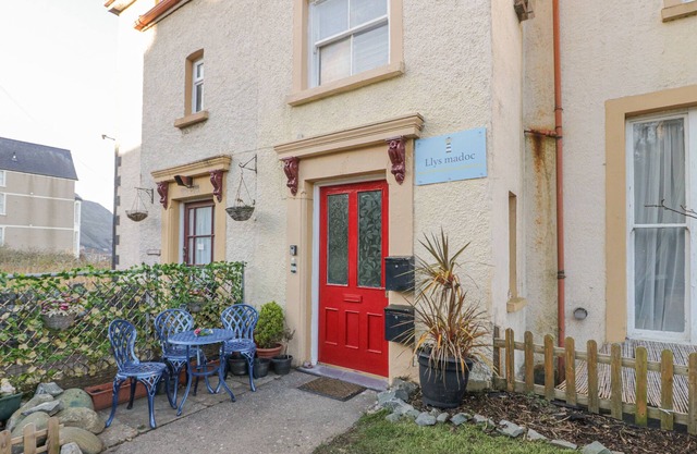 LLYS MADOC, FIRST FLOOR FLAT, country holiday cottage in Penmaenmawr