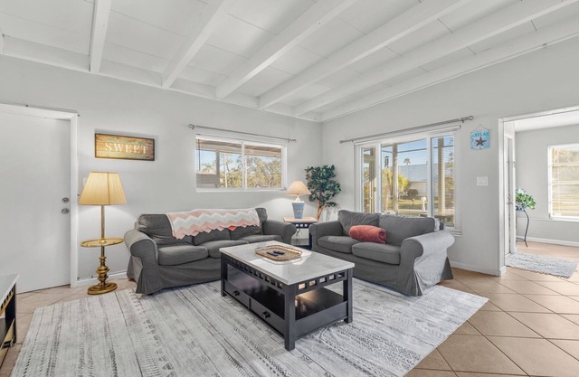 Lobster Louie's Inn - Cozy 2/1 Mins from Beaches. Fenced yard. Pet Friendly.