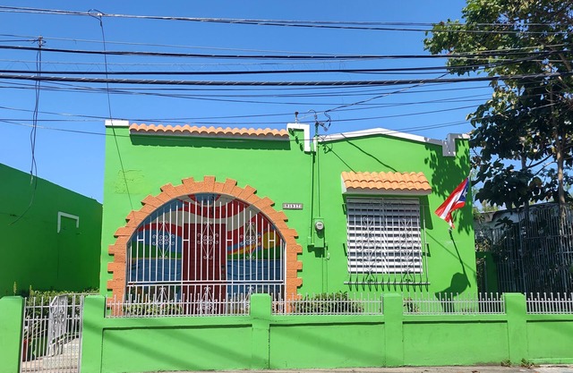 Local Experience! 5 Minutes to Beach; Solar + Cistern
