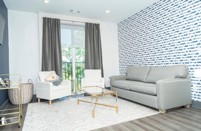 Local Host Dwntwn 2BD, 2BA Luxurious Condo Great Amenities & proximity anywhere