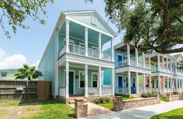 💎Locally Managed Upscale 4BR Retreat * 3 Blocks to Beach💎