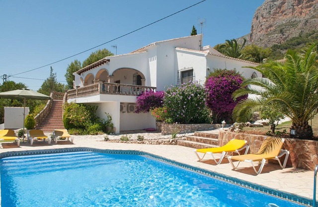 Located in a quiet area with easy access to the town, port and beaches of Jávea