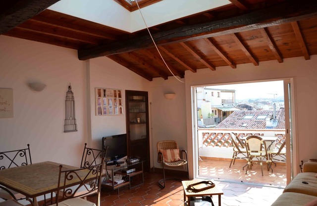Located in old Antibes, 2 steps from shops, sleeps 2 to 3