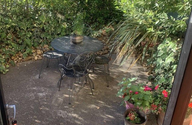 Located in the village centre of Vers Pont du Gard. Next 2 famous Roman aqueduct