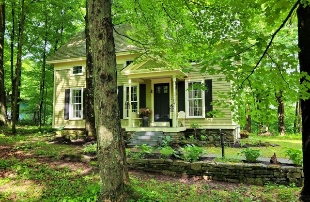 Located in the beautiful Heldebergs, This is a cute little house you will love.