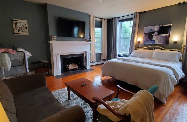 Located in the Historic downtown district, cozy studio, wifi.