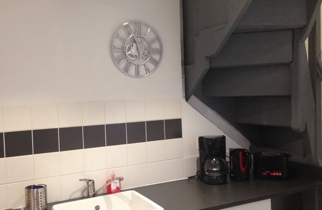 Located in the inner city of Honfleur, with aspect of both town house and apt.