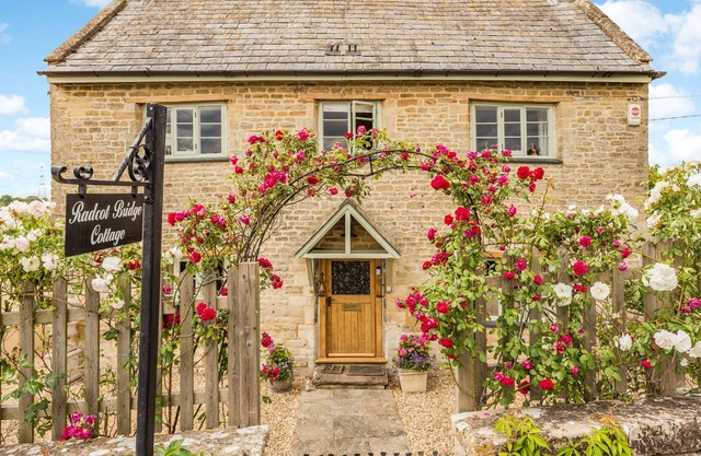 Located in the rural hamlet of Radcot, Oxfordshire, Radcot Bridge Cottage
