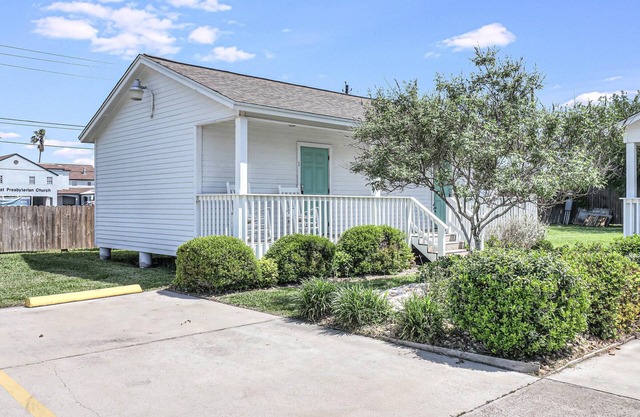 Located in town, walking distance to marina and festival grounds. Cottage 1