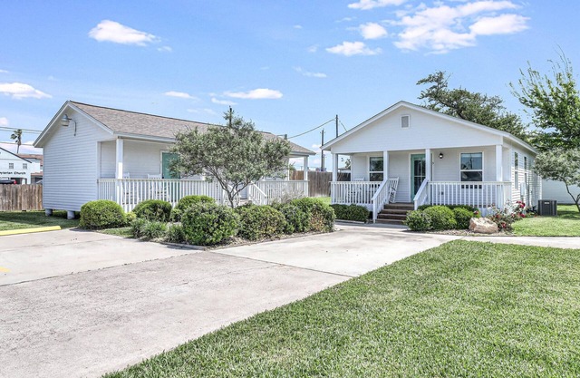 Located in town, walking distance to marina and festival grounds. Cottage 2