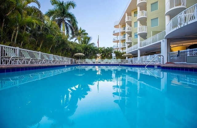 Located Right On The Beach! 4 Comfortable Units, Heated Pool & Tub, Free Parking