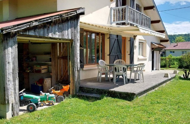 Location in the Jura 10 km from Champagnole and 6 km from Lac de Chalain