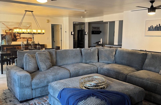 Location, Location, Location HUGE 2000 Sq Ft Condo 17TH Floor Views - Sleeps 8
