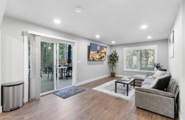 Location Views! 3b3.5b Sleeps 8!
