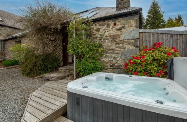 Loch Tay Bothy Cottage with Hot Tub