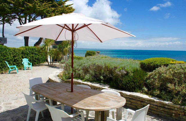 Loctudy. House 'feet in the water', enclosed garden, direct access to the beach