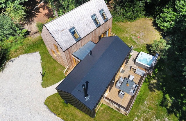 LODGE 20, family friendly, with hot tub in Corfe Castle