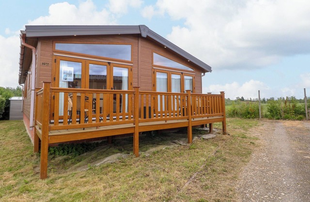LODGE 26, FISHING LAKES, pet friendly, with a garden in Stonham Aspal