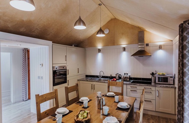 LODGE 8, family friendly, with hot tub in Corfe Castle