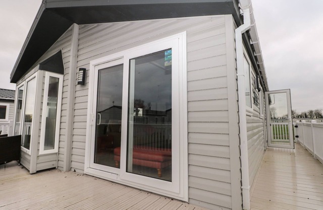 LODGE AT CHICHESTER LAKESIDE (3 BED), family friendly in Runcton