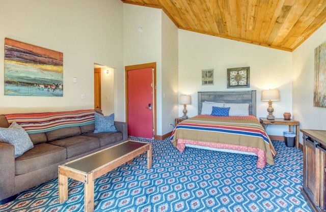 Lodge Room 34: Studio, 1 BA in Black Butte Ranch, Sleeps 2