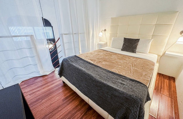 Loft Aparment Steps From Nightlife, Gladiolas II/Loft + Room/Free WIFI - 2101