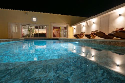 Loft d'exception 350m2 spacieux et lumineux avec piscine à 15 min de la mer