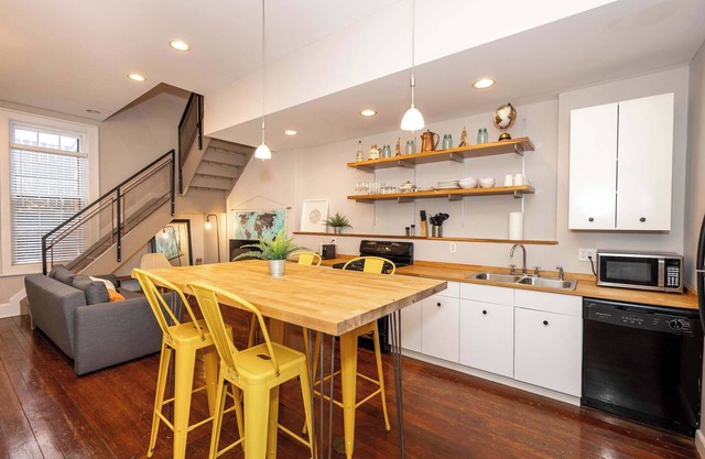 Loft Life Pendleton 2 – Chic Downtown Condo for 4!
