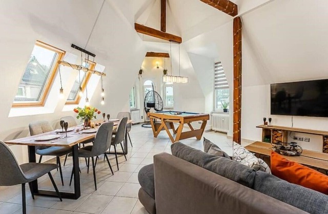 Loft mit Billard-tisch und PS4