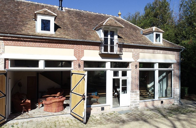 Loft-style apartment beside a golf course in the countryside near Fontainebleau.