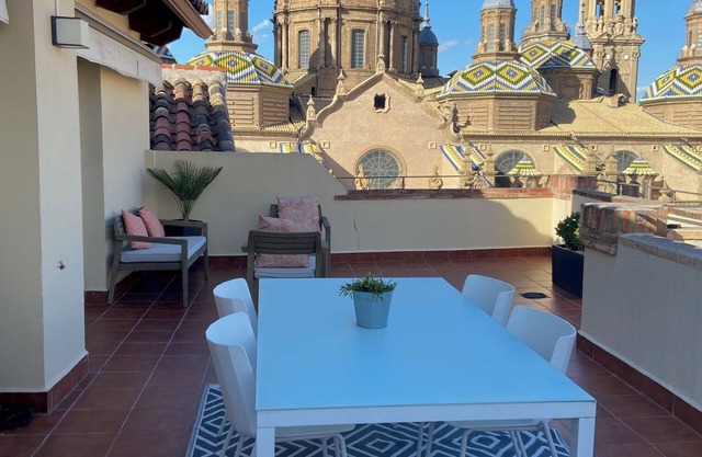 Loft-style penthouse, with unbeatable views of the Plaza del Pilar.