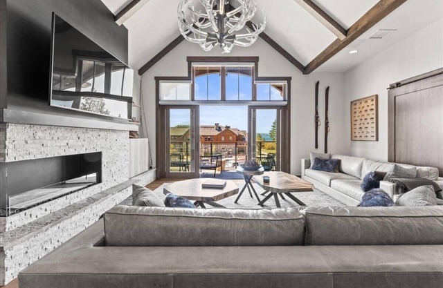 Loft w/spectacular lakeviews 4,217 sqft. 5 bed, 6 bath