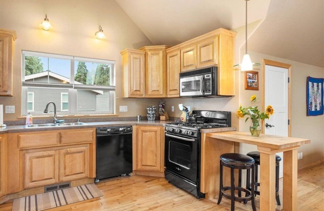 Loft-Walk to the Lake, College, Downtown, Centennial Trail and Park!