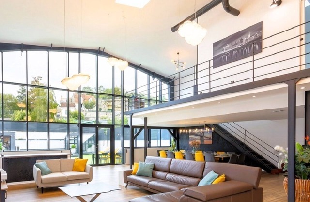 Loft with swimming pool and apartment