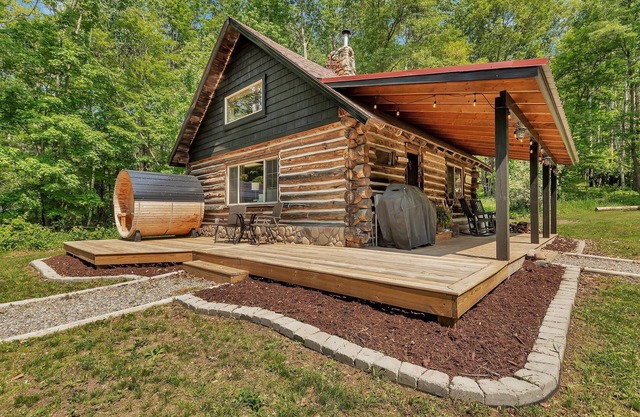 Log Cabin in the Woods. Sauna. Wood Fireplace. Pet Friendly.
