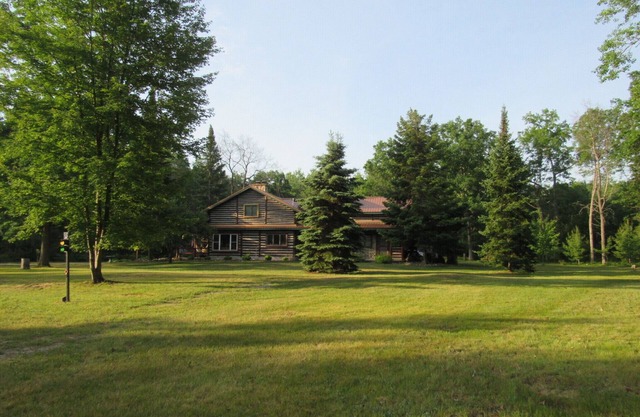 Log cabin in the woods, near trails, lake and golf courses