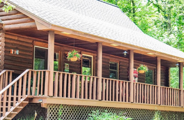 Log Cabin Oasis 10 Acres+Lake Access. Pet Friendly!