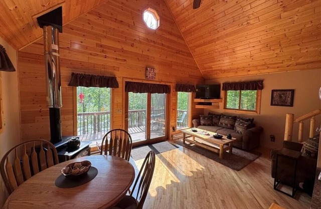Log cabin on the lake. Perfect for fishing. Next to 4 ATV trails