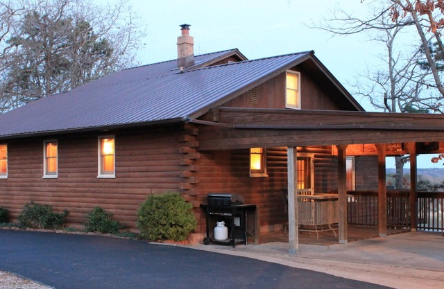 Log Cabin-Panoramic Lakeview, Pool Table, Kids Bunks, Rustic Hangout & Fire Pit!
