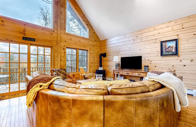 Log cabin-style home with mountain view - close to VAST/skiing/hiking/golf