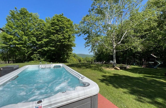 Log Cabin w/Hot Tub minutes to Lake George Marina