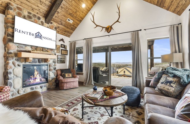 Log Cabin with Ozark Sunset Views, $400 Daily Activities Included, Pickleball
