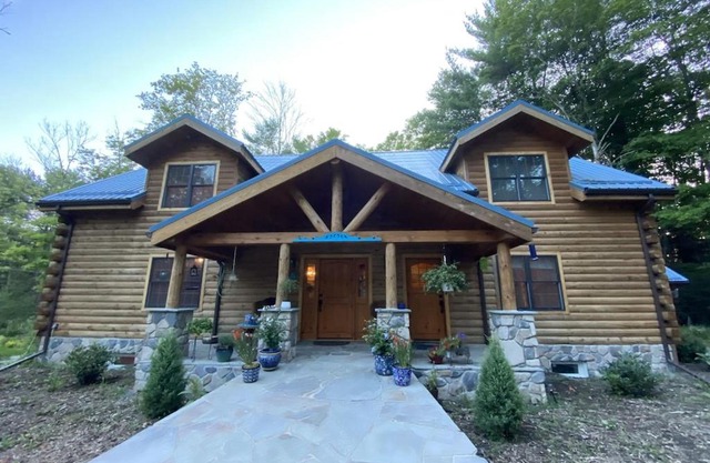 Log Country Inn Bed and Breakfast of Ithaca