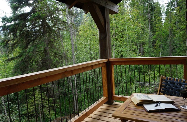 Log Dovetail Rooster Cabin - Mountain Life Getaway!
