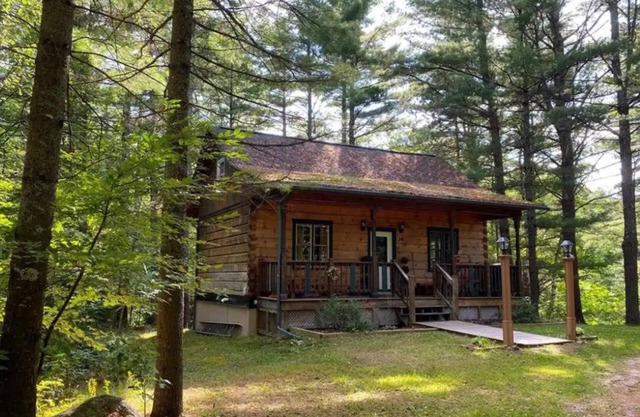 Logcabin in ADK of Fall Foliage and Winter Whiteface/Lake Placid fun