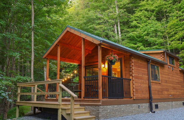 LogCabin w/hot tub l borders Mon. National Forest