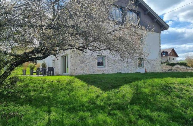 Logement dans maison + extérieur
