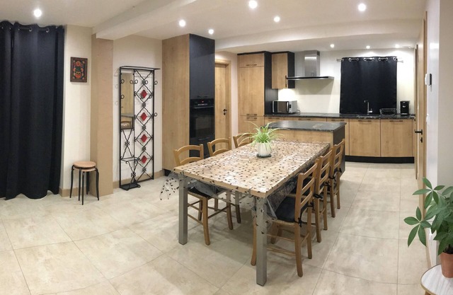 Logement de 80 m2 Pour 1 à 6 Personnes Dans un Corps de Ferme et Cour Privative