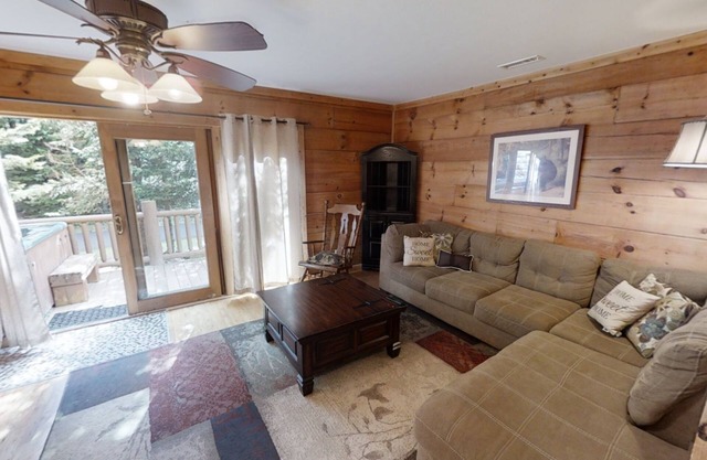 Logger's Run #01 - Perfect for Skiers and non-Skiers alike. Cozy Townhome Convenient to Shuttle by RedAwning