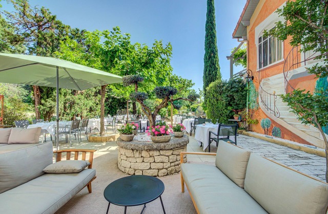 Logis Hotel Le Blason de Provence